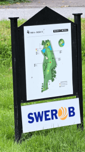 Skylt med golfbana. Swerob logotyp