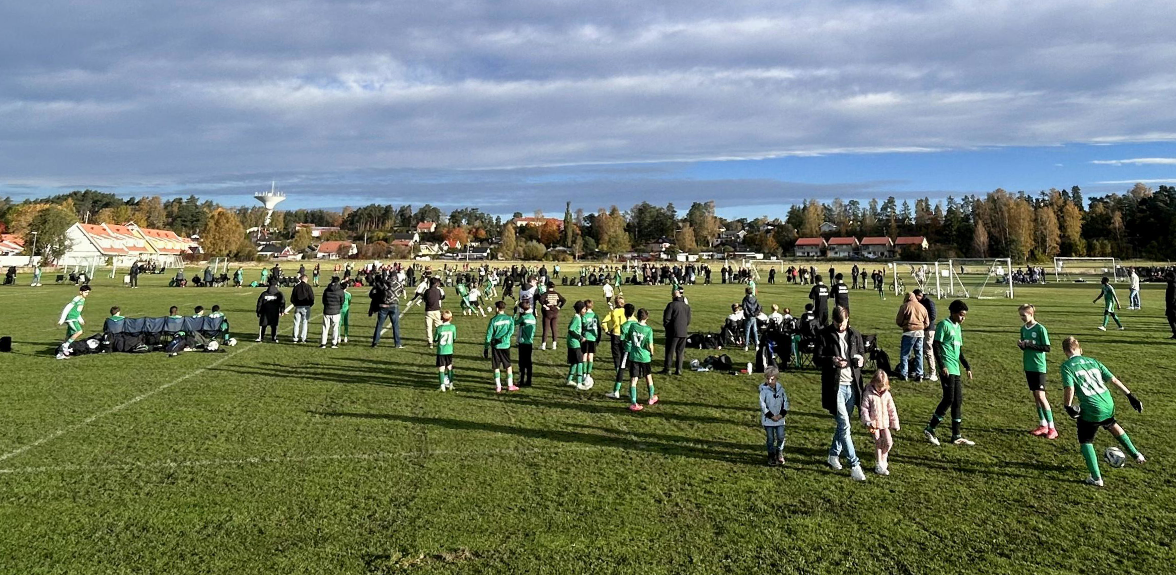 Översiktsbild över flera matcher som pågår samtidigt