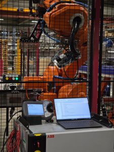 Programmering och driftsättning av den renoverade ABB-roboten på plats hos kunden i Eskilstuna.